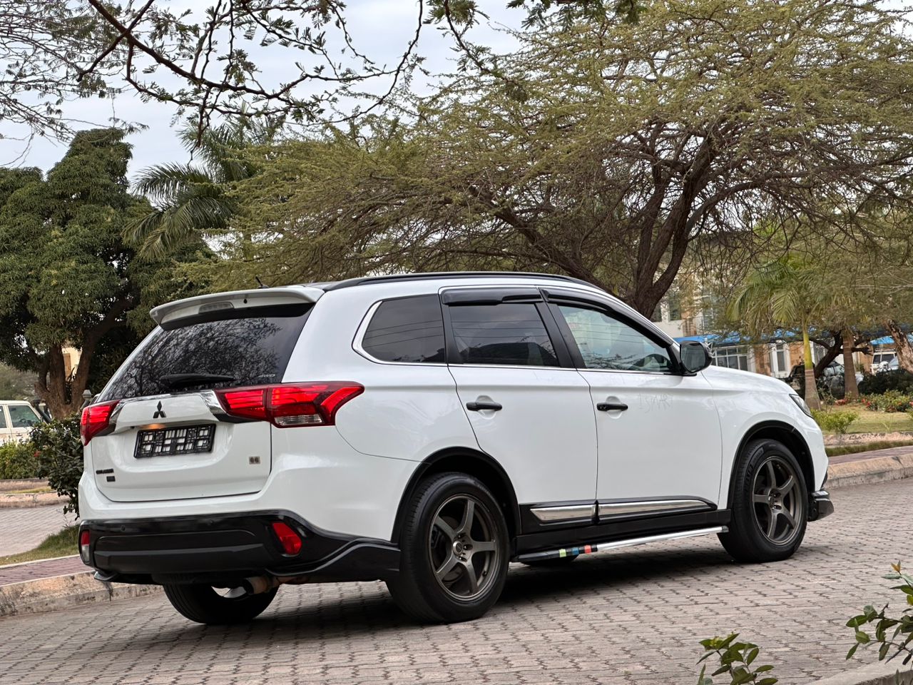 MITSUBISHI OUTLANDER thumbnail 8